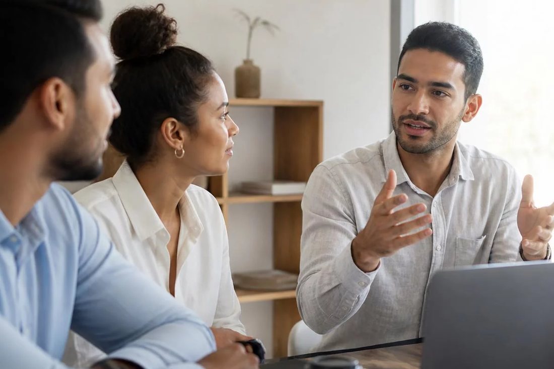 Participante falando em pé enquanto o restante da turma acompanha sentado