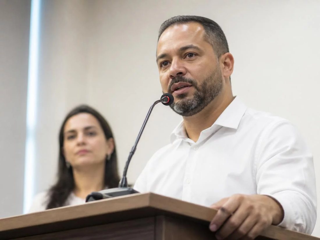 Mesa vista de cima, com um esquema de argumento traçado a lápis numa folha